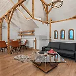 Fireplace Loft Retreat Near Parliament Palace Apartman