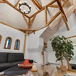 Fireplace Loft Retreat Near Parliament Palace شقة *