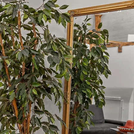 Fireplace Loft 1br Parliament Apartment