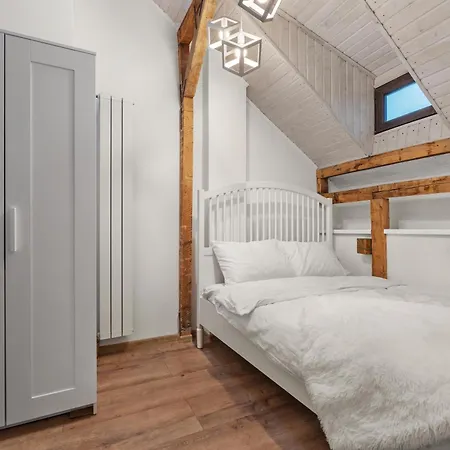 Fireplace Loft 1br Parliament Apartment