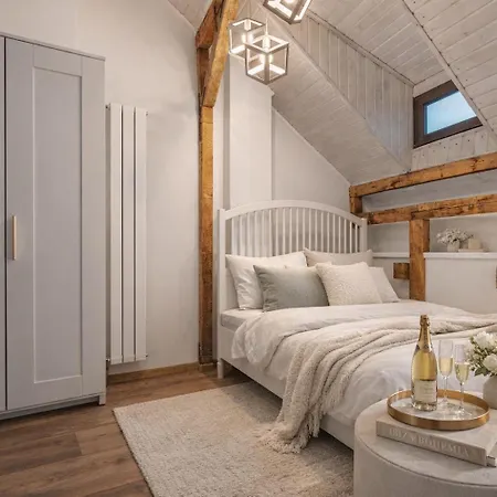 شقة Fireplace Loft Retreat Near Parliament Palace *