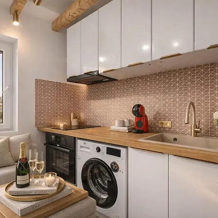 1Br Apartment With Fireplace Near Parliament Palace