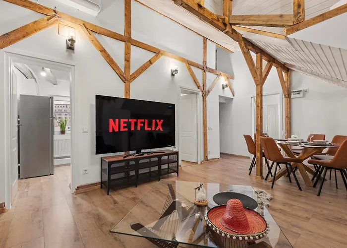 Fireplace Loft Retreat Near Parliament Palace