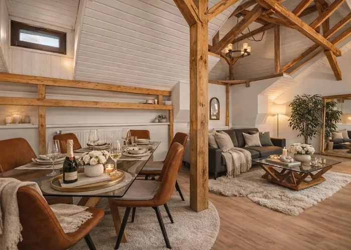 Fireplace Loft Retreat Near Parliament Palace