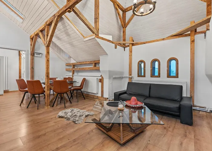 Fireplace Loft Retreat Near Parliament Palace Apartamento